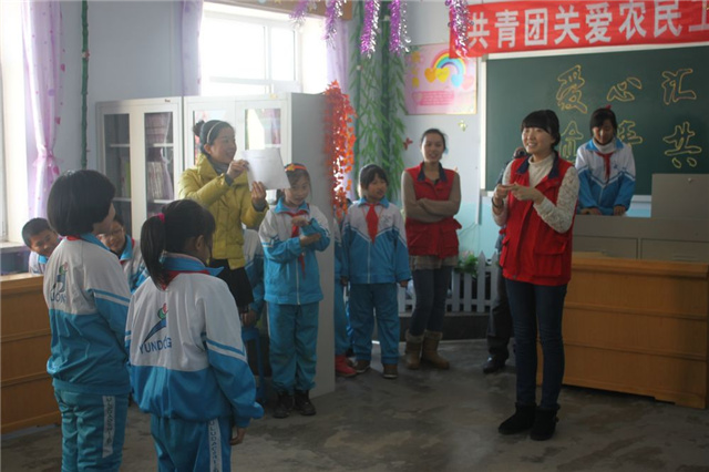 九游老哥J9俱乐部集团自愿者到东苑幼学与农夫工孩子共做游戏.jpg